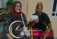 Sekretaris Desa, Liun Hilalingo bersama, Penerima ganti rugi tanaman, Ardin Tino yang di khabarkan belum tuntas hingga kini. Dok Istimewa