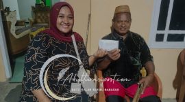 Sekretaris Desa, Liun Hilalingo bersama, Penerima ganti rugi tanaman, Ardin Tino yang di khabarkan belum tuntas hingga kini. Dok Istimewa