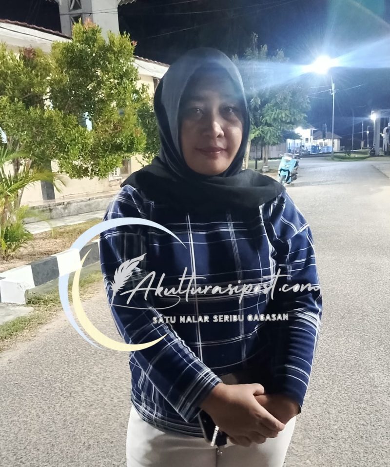 Yowandris, Istri terduga pelaku penikaman di pasar Minggu saat di temui di halaman SPKT Polres Pohuwato, Dok Akulturasipost/S.a