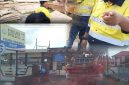 Pihak perusahaan saat menurunkan talang-talang milik warga di Mapolres Pohuwato
