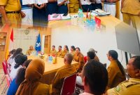 Plt. Kadis Pendidikan Maluku saat menyerahkan uang pembinaan para juara OSN 