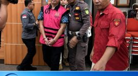 Mantan Bupati Bone Bolango Hamim Pou saat menggunakan rompi tahanan dan tangan di borgol dan dikawal oleh petugas Kejaksaan Tinggi Gorontalo, Dok. Istimewa