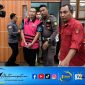 Mantan Bupati Bone Bolango Hamim Pou saat menggunakan rompi tahanan dan tangan di borgol dan dikawal oleh petugas Kejaksaan Tinggi Gorontalo, Dok. Istimewa