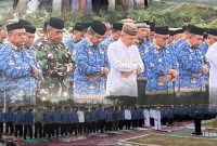 sholat istisqa berjamaah di halaman kantor bupati Sementara/Dok.Istimewa