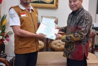 Penyerahan Sertifikat dan ikhtisar Laporan Keuangan oleh Perwakilan Auditor KAP kepada Ketua BAZNAS Pohuwato, Dok. Istimewa