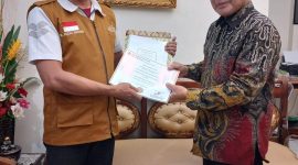Penyerahan Sertifikat dan ikhtisar Laporan Keuangan oleh Perwakilan Auditor KAP kepada Ketua BAZNAS Pohuwato, Dok. Istimewa