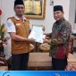 Penyerahan Sertifikat dan ikhtisar Laporan Keuangan oleh Perwakilan Auditor KAP kepada Ketua BAZNAS Pohuwato, Dok. Istimewa