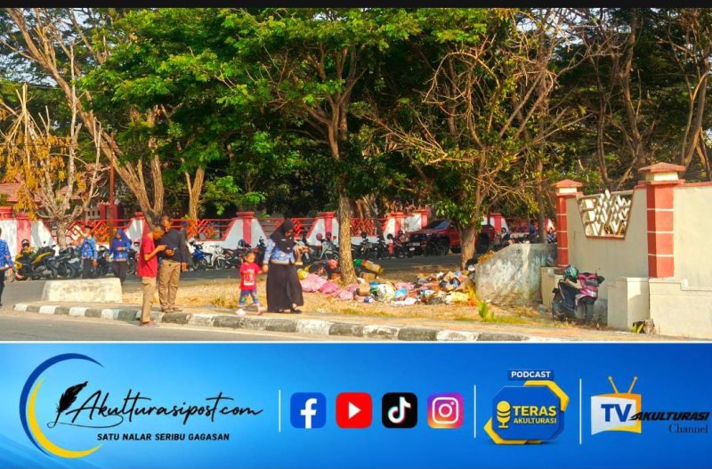 Sudut depan Kantor Bupati Pohuwato pada saat menjelang Upacara Sumpah pemuda dengan pemandangan tumpukan sampah dan bau tak sedap, (28/10/2026), Dok. akulturasipost