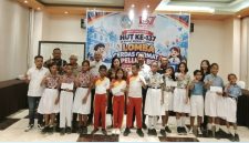 Foto Penyerahan Hadia kepada Pemengan Lomba Cerdas Cermat dan Spelling Bee dalam peringatan HUT ke‑137 SD Naskat Mathias 1 Langgur Jumat, 30/10/2026.Dok.Akulturasipost