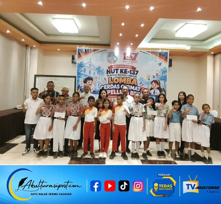 Foto Penyerahan Hadia kepada Pemengan Lomba Cerdas Cermat dan Spelling Bee dalam peringatan HUT ke‑137 SD Naskat Mathias 1 Langgur Jumat, 30/10/2026.Dok.Akulturasipost