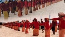 Doc. Foto, Ribuan siswa SD dan SMP dari daratan Kei Kecil menampilkan Tari Kilwar secara kolosal pada puncak Festival Pesona Meti Kei (FPMK) 2026 di Pantai Ngurbloat, Kabupaten Maluku Tenggara, Sabtu 24/10/2026.