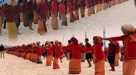 Doc. Foto, Ribuan siswa SD dan SMP dari daratan Kei Kecil menampilkan Tari Kilwar secara kolosal pada puncak Festival Pesona Meti Kei (FPMK) 2026 di Pantai Ngurbloat, Kabupaten Maluku Tenggara, Sabtu 24/10/2026.